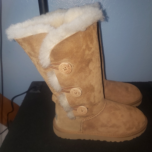 UGG #1962 Women's  Sz 4 Bailey Button Camel Brown Leather Sheepskin Lined Boots - Picture 2 of 6